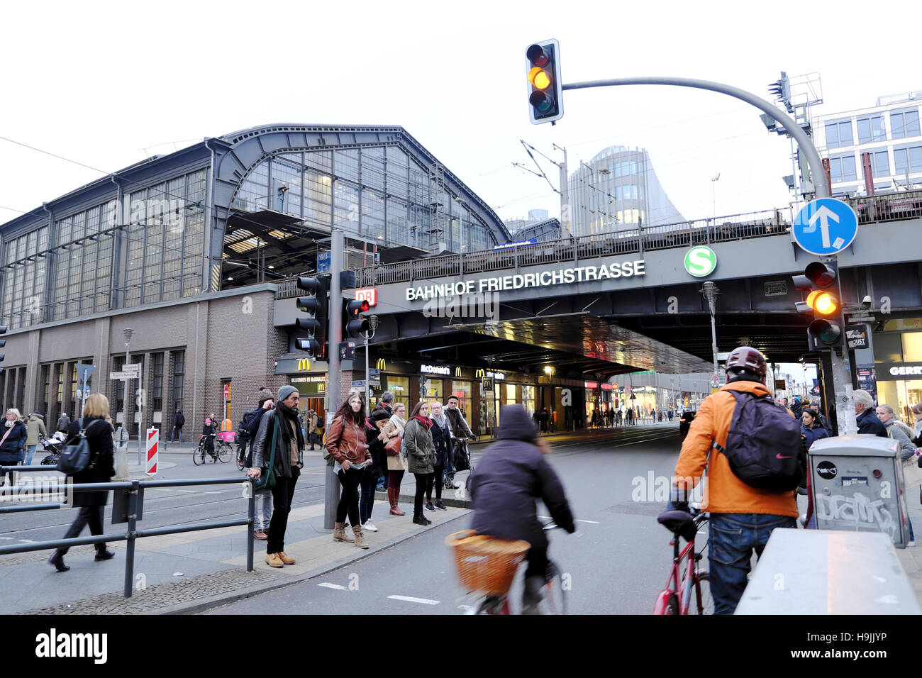 Belebte Berliner Straßenszene mit Ampel, Fußgängern & Radfahrern nahe Bahnhof Friedrichstrasse Berlin November 2016 Deutschland, Europa KATHY DEWITT Stockfoto