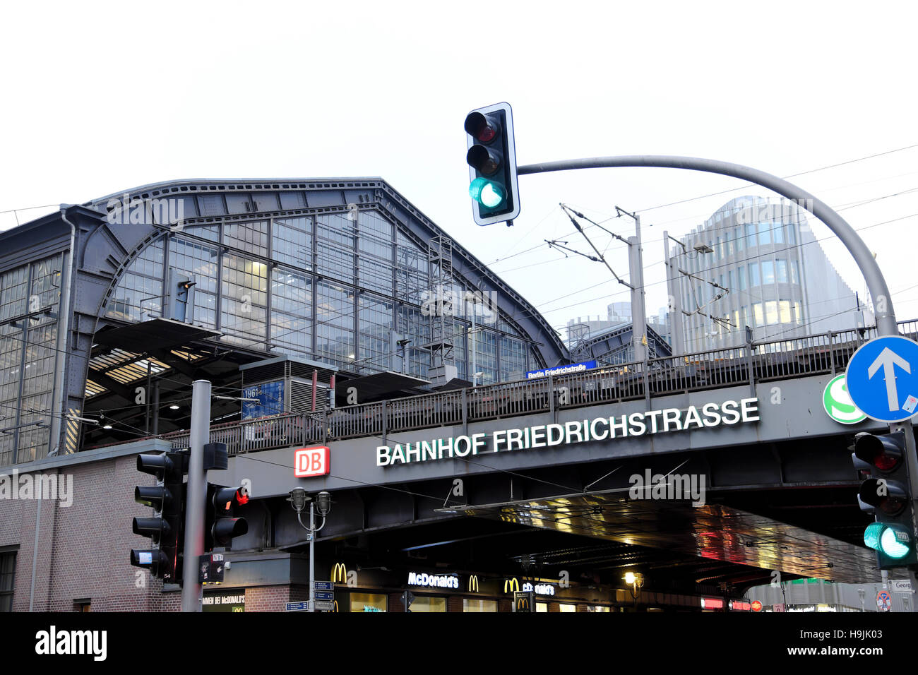 "Bahnhof Friedrichstrasse" Bahnhof unterzeichnen in Berlin November 2016 Deutschland, Europa KATHY DEWITT Stockfoto