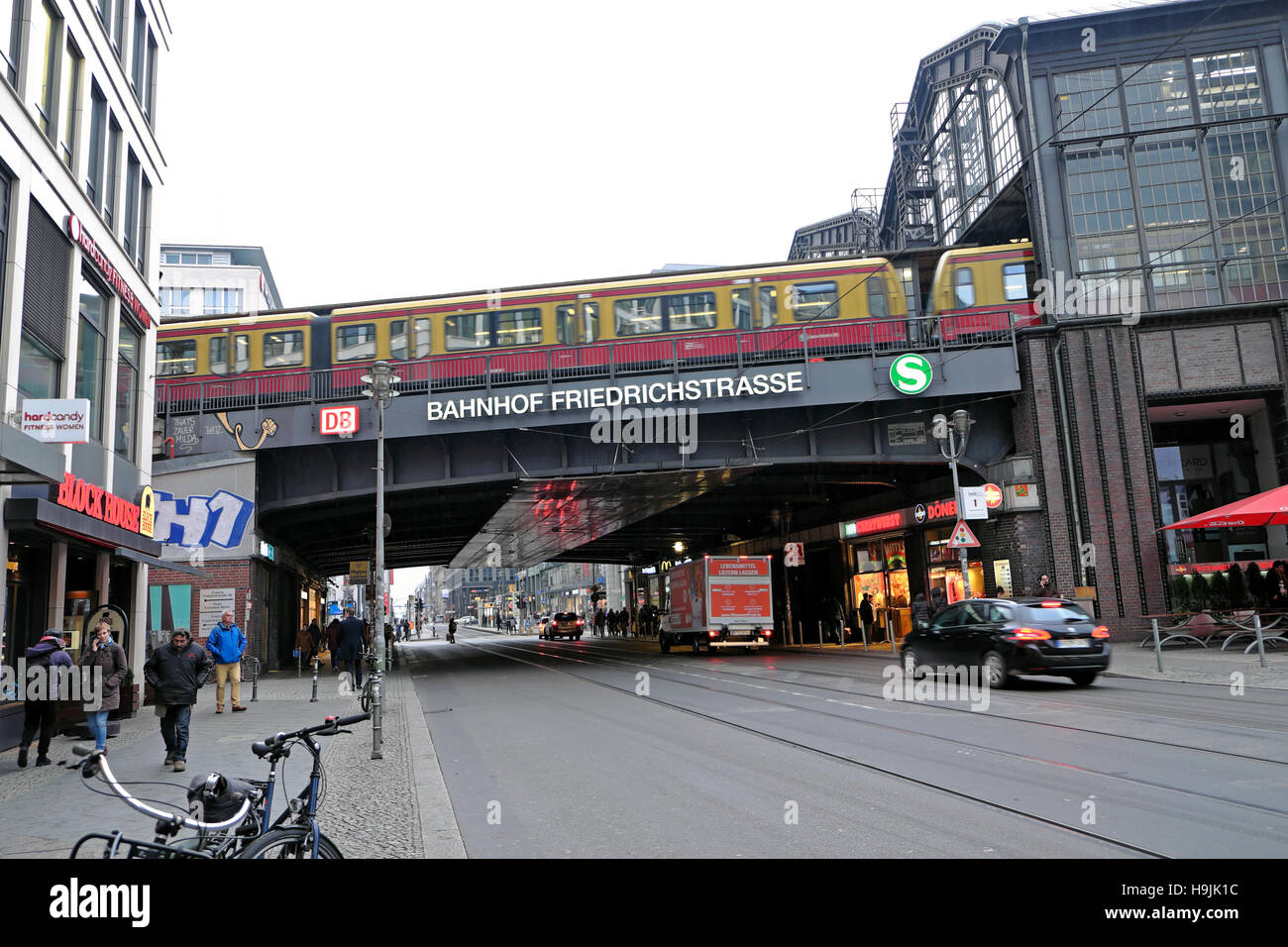 Berlin street Szene mit einem S-Bahn überqueren die Brücke am Bahnhof Friedrichstraße Bahnhof in Berlin November 2016 Deutschland, Europa KATHY DEWITT Stockfoto
