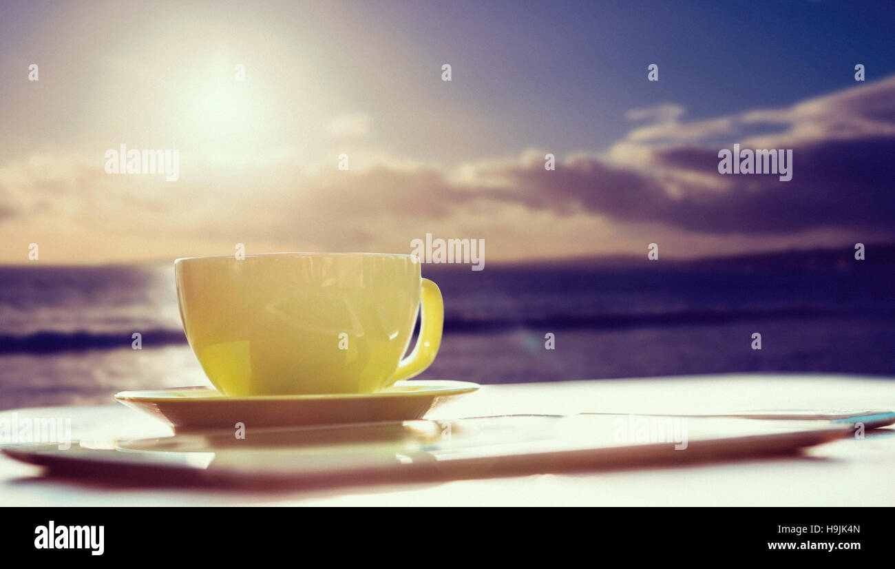 Zusammengesetztes Bild der Tasse Kaffee und Tablet pc Stockfoto