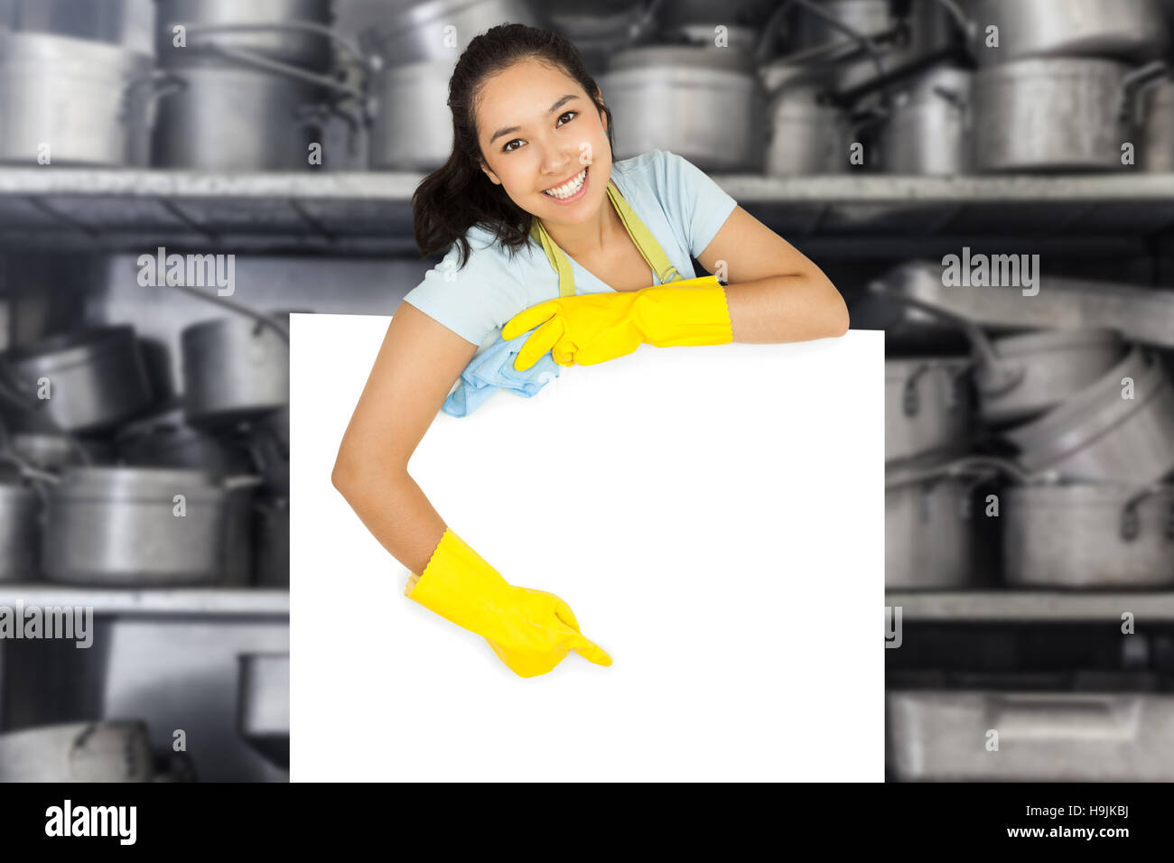 Zusammengesetztes Bild glücklich Putzfrau auf weiße Fläche Stockfoto