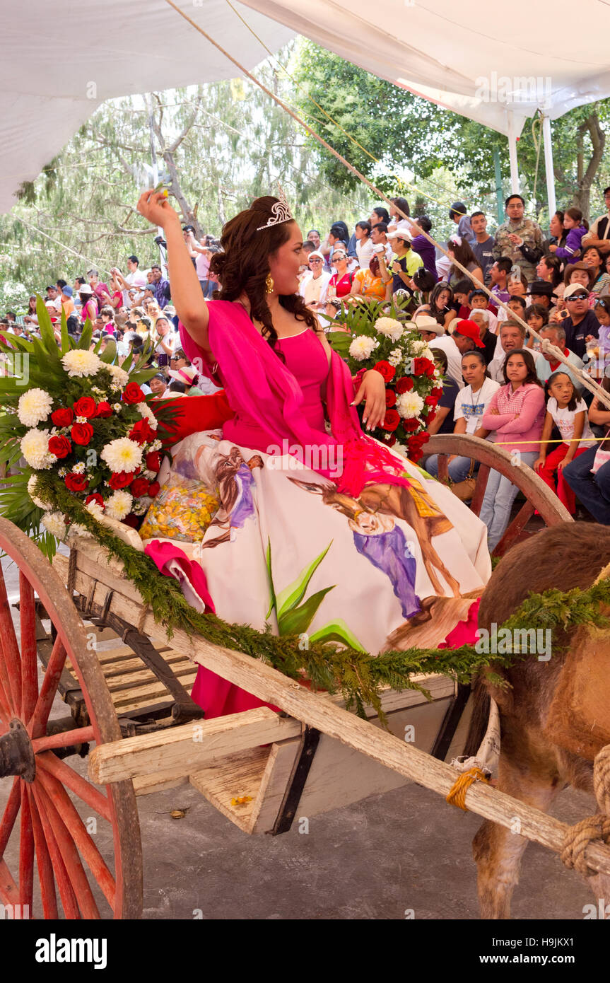 Königin der Esel Messe in Otumba, Mexiko, werfen Bonbons an das Publikum Stockfoto