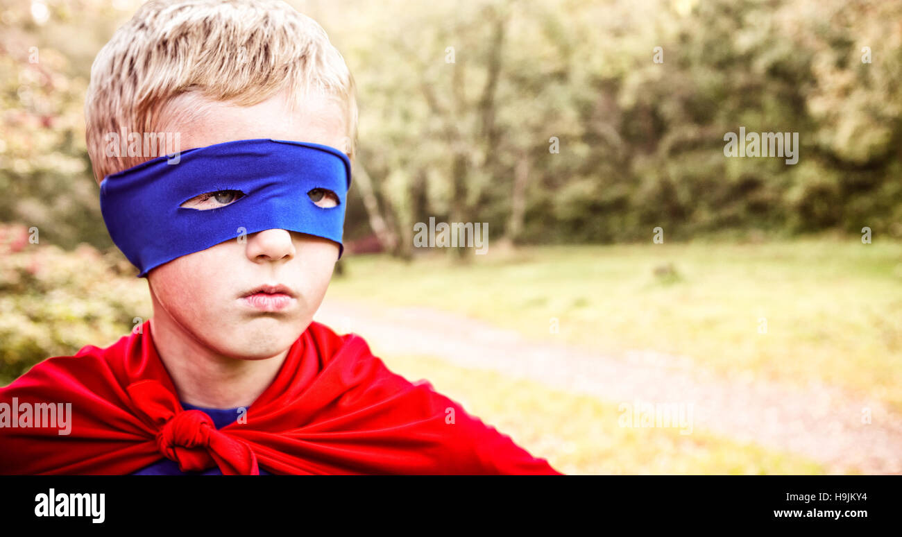 Zusammengesetztes Bild des kleinen Jungen, die vorgibt, Superheld zu werden Stockfoto