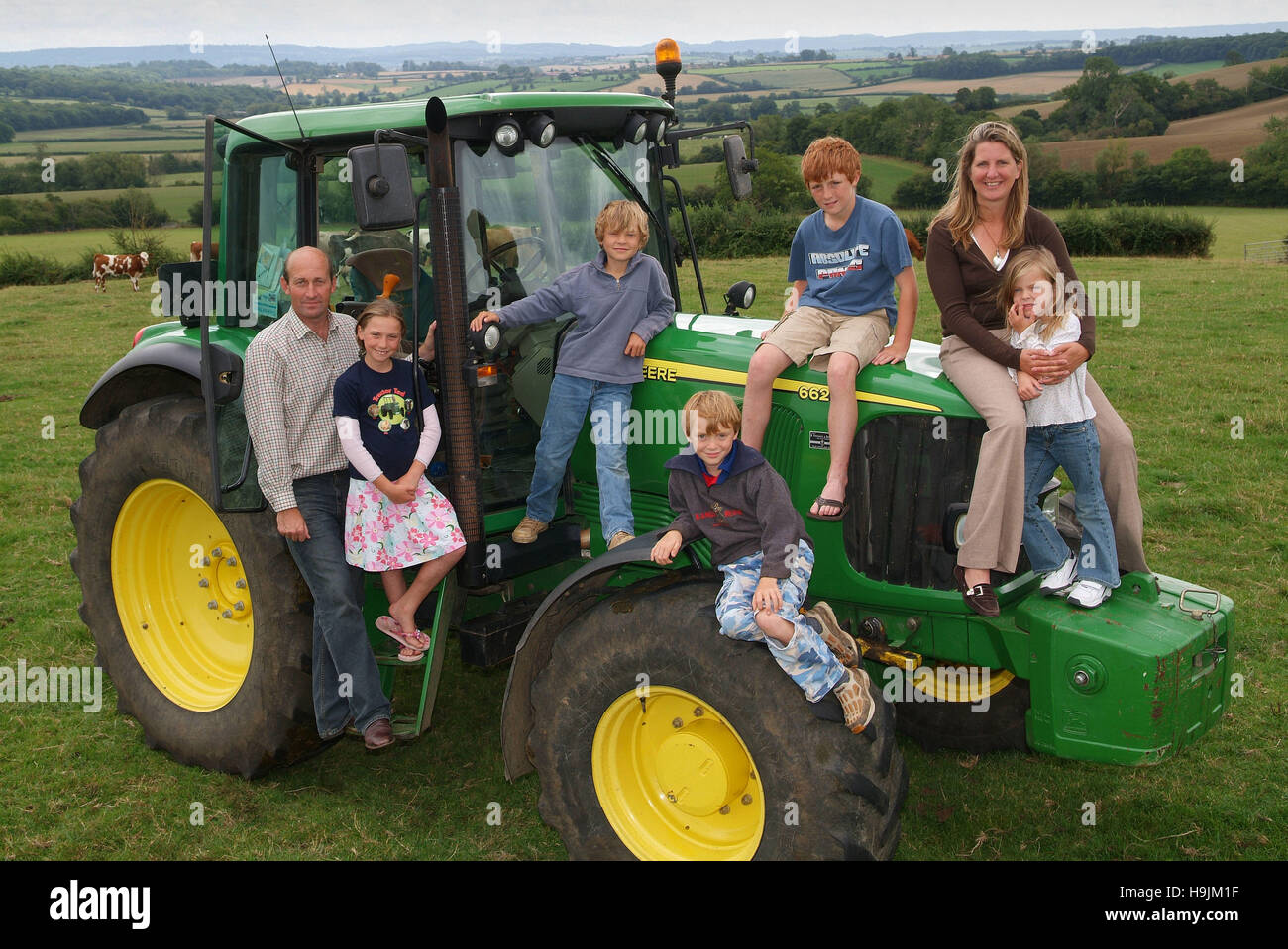 Traktor ted Schöpfer David horler auf seiner Farm in Somerset mit einigen der Schauspieler der Serie. Ein im Vereinigten Königreich Stockfoto