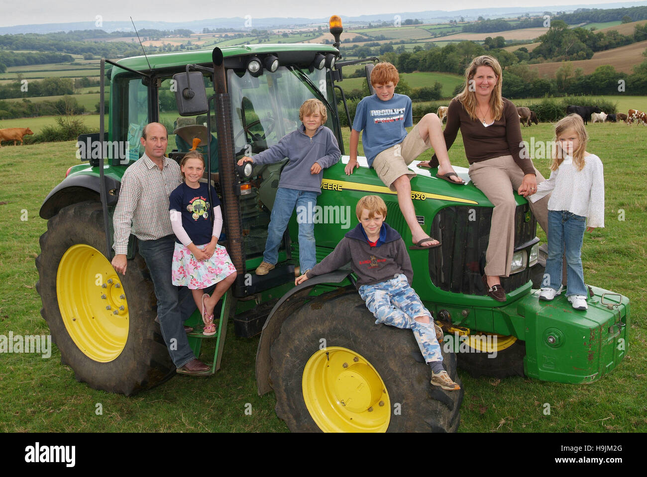 Traktor ted Schöpfer David horler auf seiner Farm in Somerset mit einigen der Schauspieler der Serie. Ein im Vereinigten Königreich Stockfoto