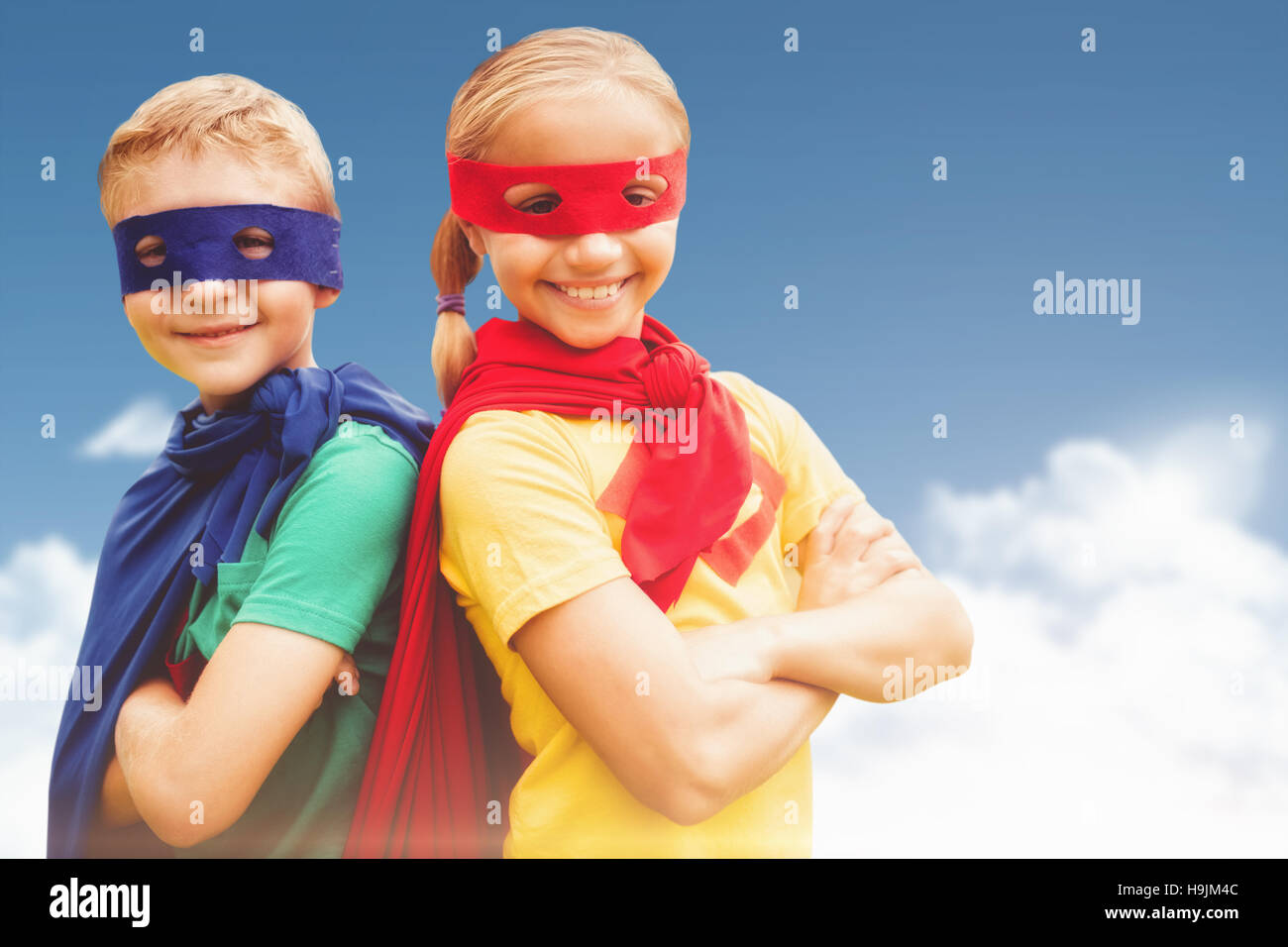 Zusammengesetztes Bild von glücklichen Bruder und Schwester in Cape und Auge Maske Stockfoto