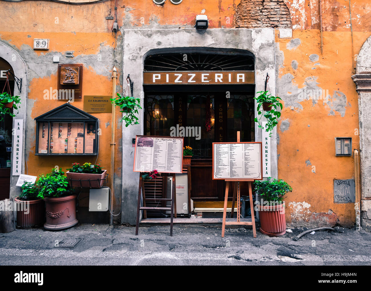 Eine typische italienische Pizzeria liegt in einer Seitenstraße in Rom, Italien Stockfoto