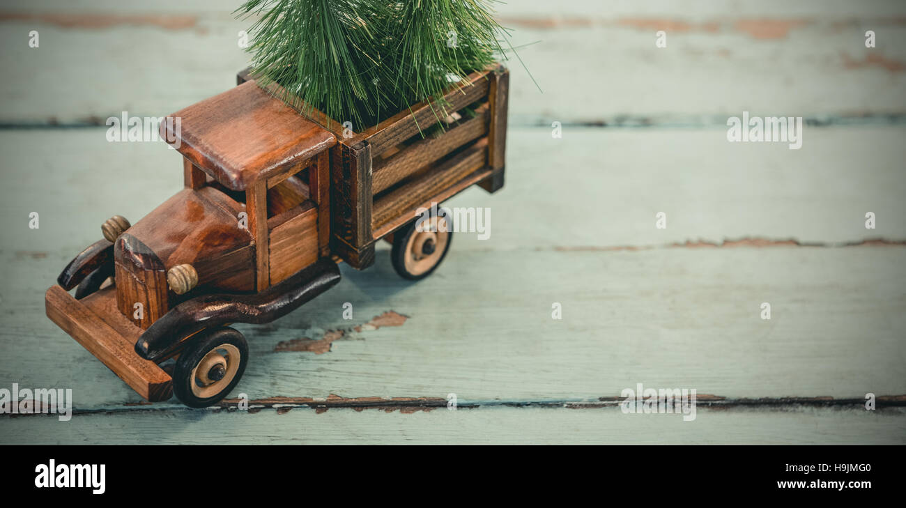 Spielzeug-Tempo mit Weihnachten Tanne auf Holzbrett Stockfoto