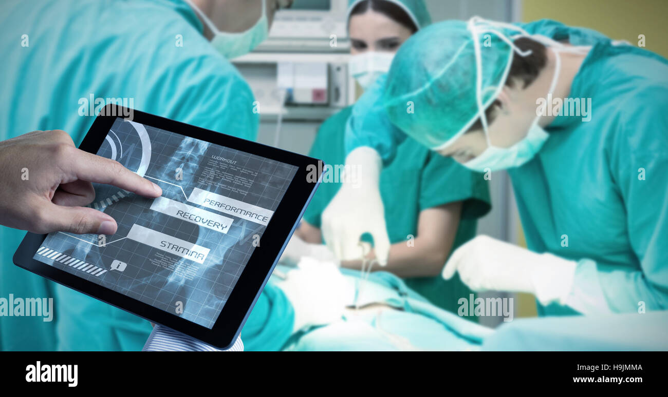 Zusammengesetztes Bild des Mannes mit TabletPC Stockfoto