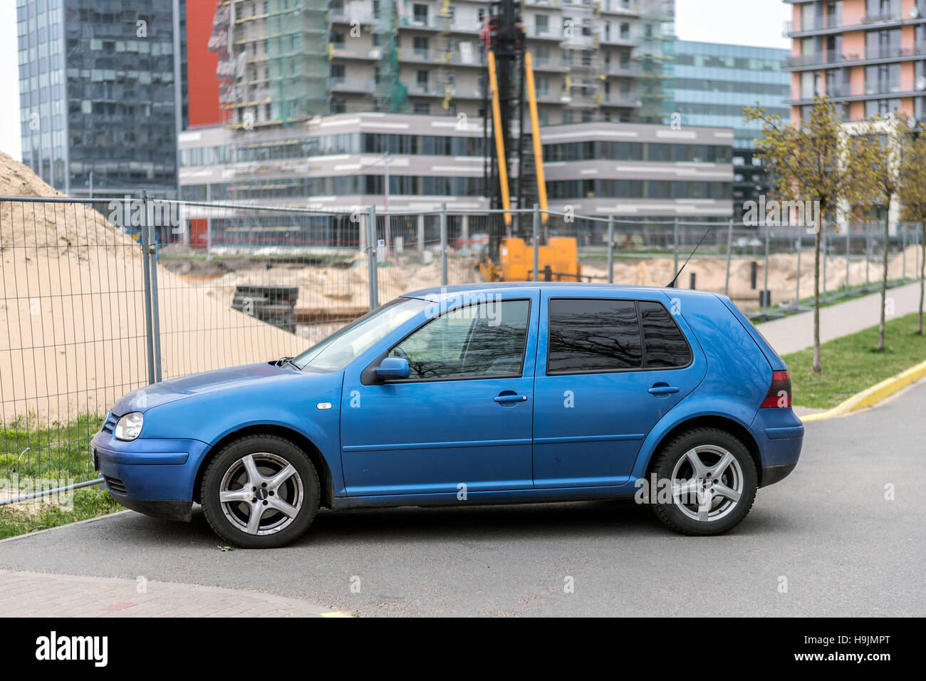 Blaue Volkswagen Golf IV in der Nähe der Baustelle geparkt es Riga,  Lettland Stockfotografie - Alamy