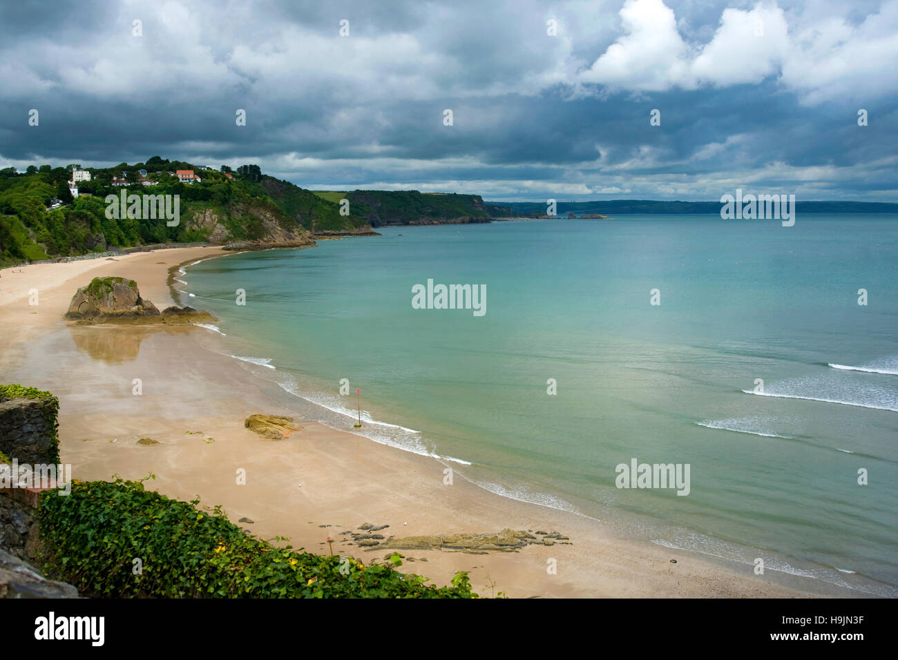 Gewitterwolken über Nordstrand, Tenby, West Wales UK Stockfoto