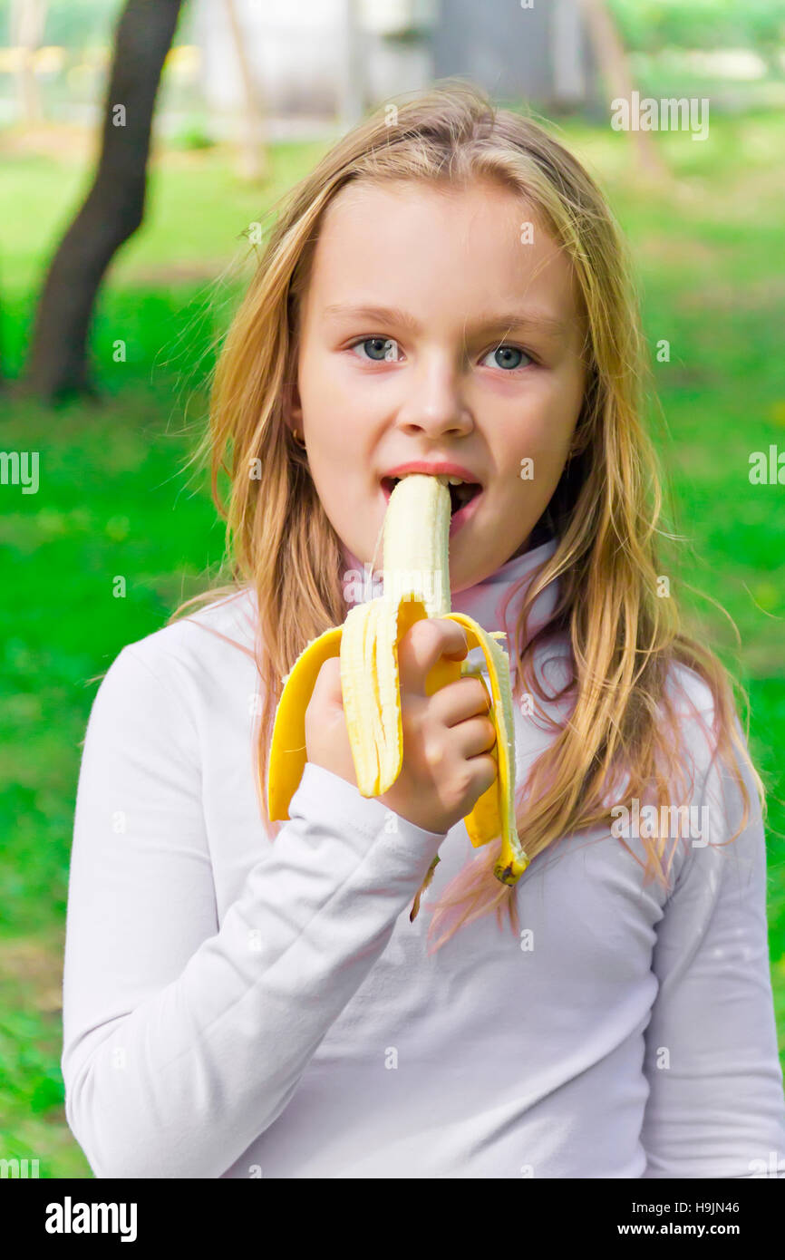 Foto eines Mädchens sind Bananen essen, im Sommer Stockfoto