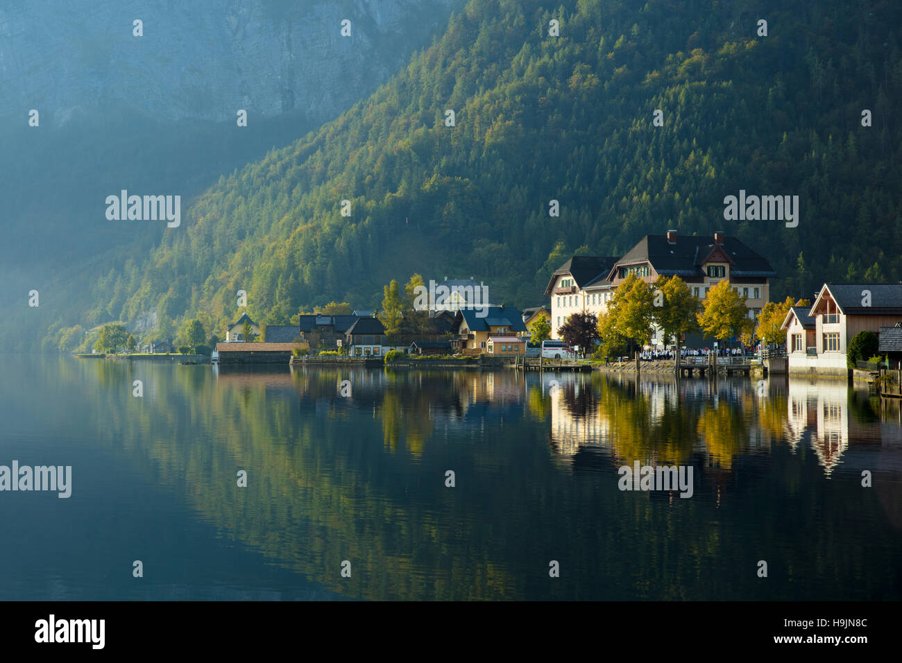 Am frühen Morgen über Stadt Hallstatt und Traun, Saltzkammergut, Österreich Stockfoto