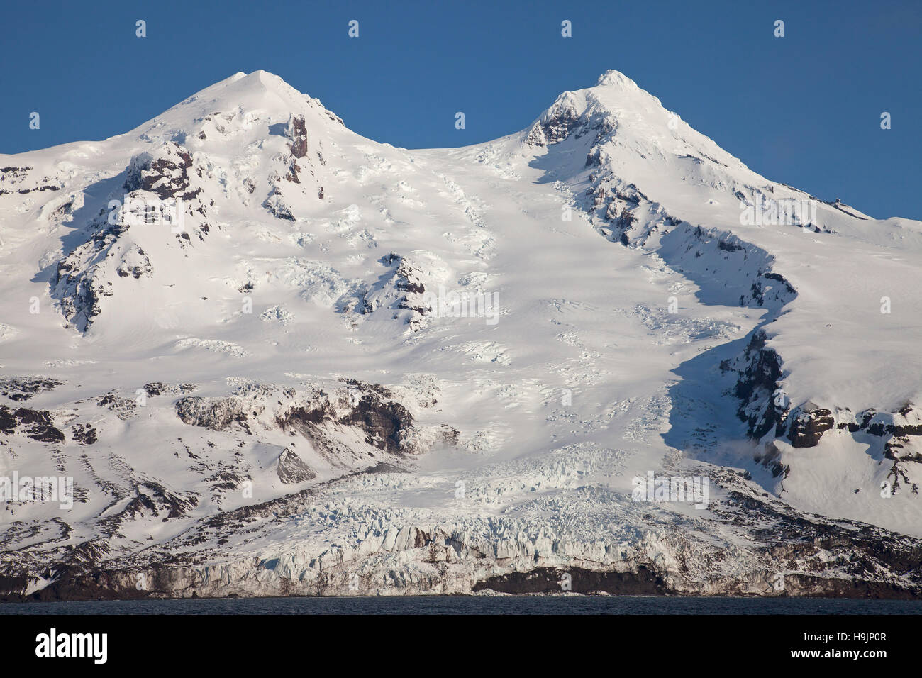 Weyprecht-Gletscher fällt vom Sentralkrater zum Meer auf der Westseite des Vulkans Beerenberg auf Jan Mayen Insel im arktischen Ozean Stockfoto