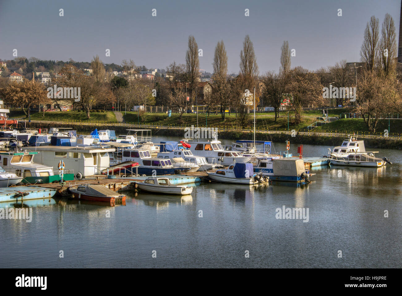 Belgrad, Serbien - Boote, die in einer Marina am Fluss Sava festgemacht sind Stockfoto