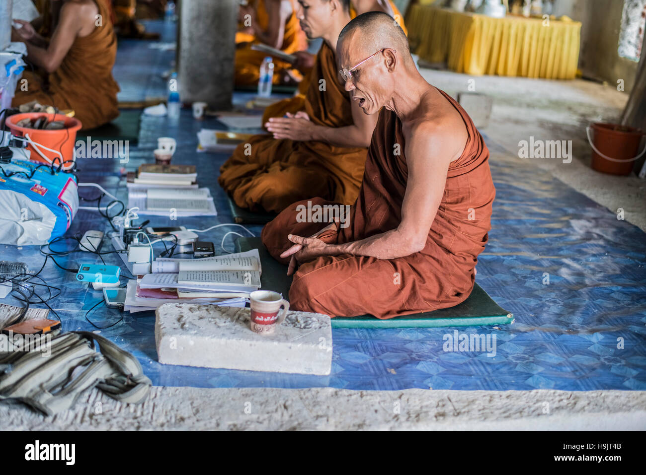 PHUKET, THAILAND - 26. November 2014: Mönche wartet auf Menschen geben Speisen angeboten. Thai traditionelle Zeremonie. Menschen im Inneren Stockfoto