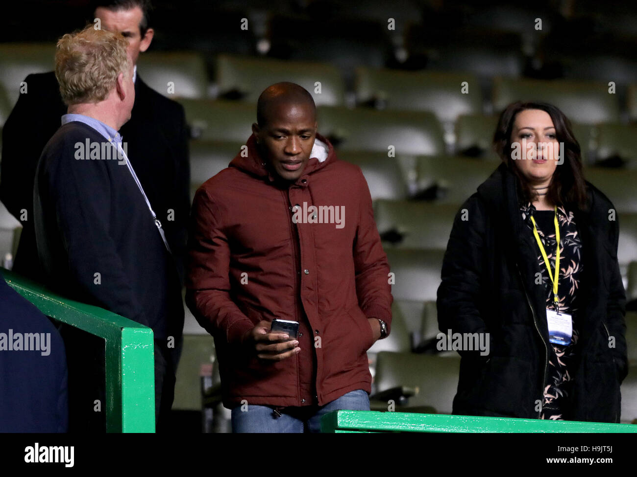 Darlington Nagbe (Mitte) auf der Tribüne vor dem UEFA-Champions-League-Spiel im Celtic Park, Glasgow. Stockfoto