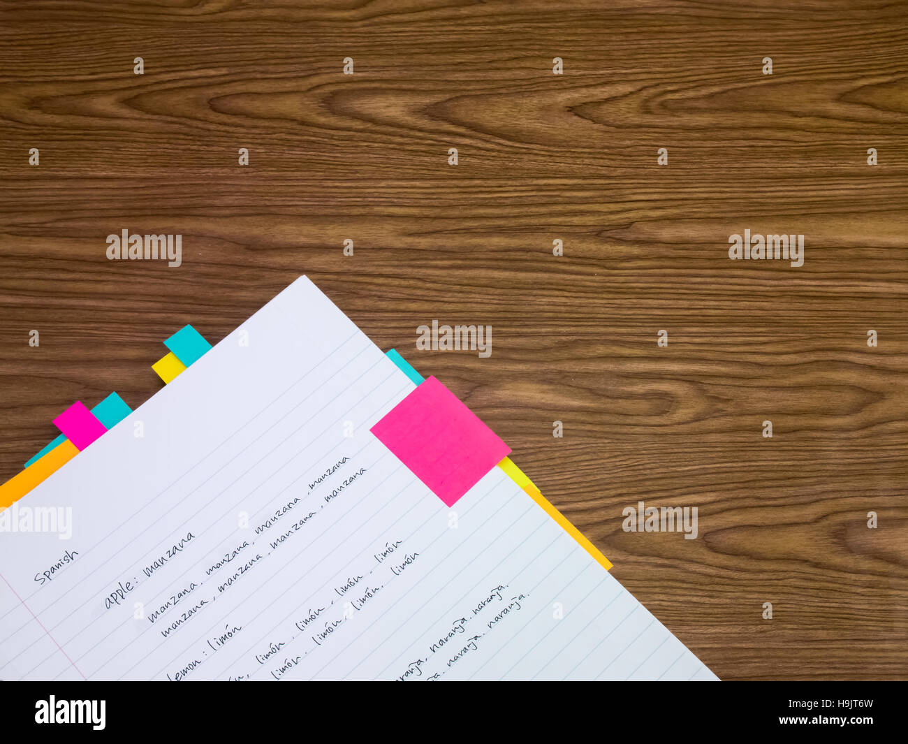 Spanisch; Erlernen der neuen Sprache schreiben der Wörter auf dem Notebook Stockfoto