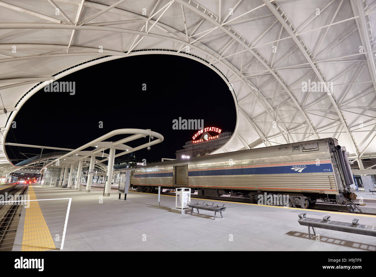 Denver, USA - 3. November 2016: Nacht Bild des renovierten Denver Union Station, Hauptbahnhof Verkehrsknotenpunkt in Denver, Colorado. Stockfoto