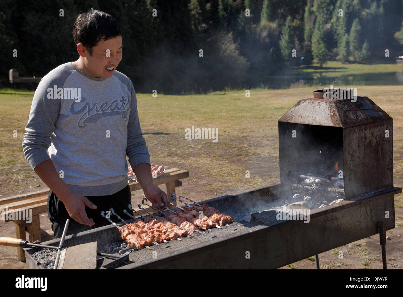 Kasachische grillen Fleisch am Spieß am Kaindy See Campingplatz Kasachstan Stockfoto