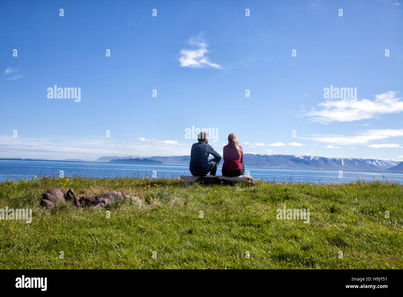 Island, Rückansicht des Paares betrachten Stockfoto