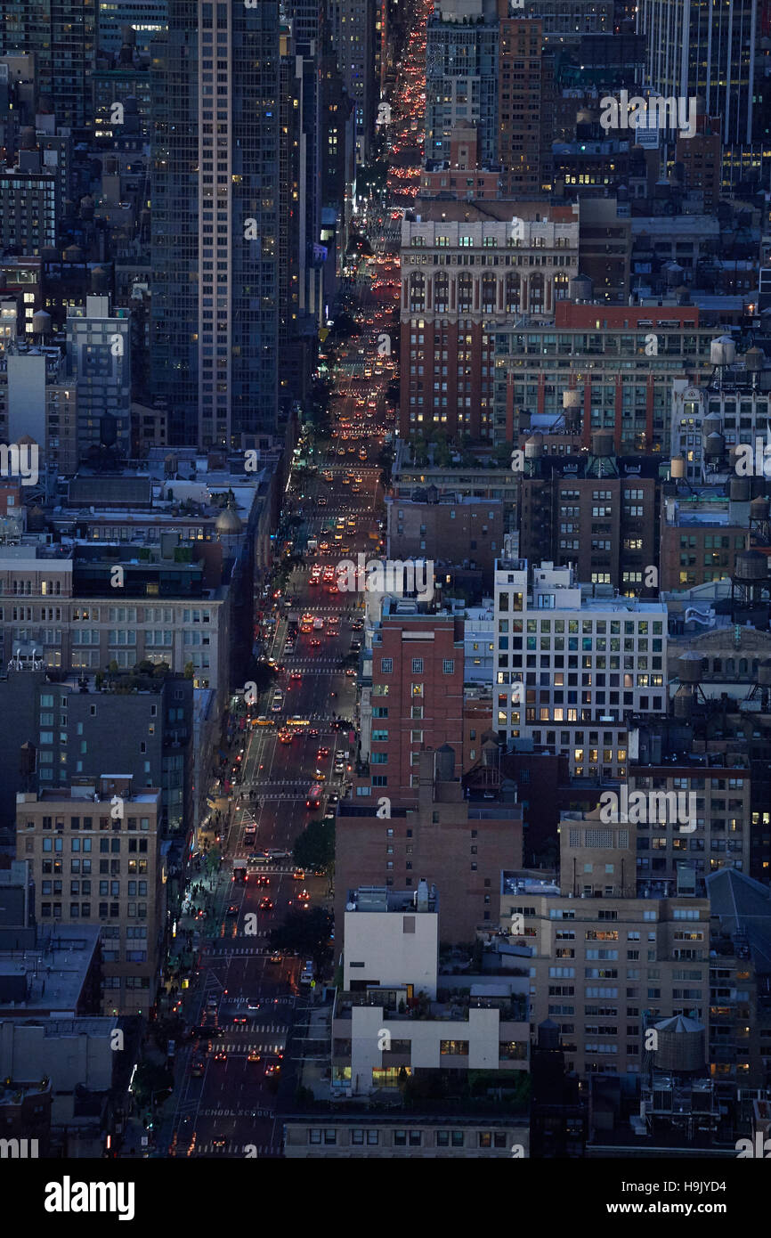 USA, New York City Verkehr auf der 6th Avenue am Abend Stockfoto