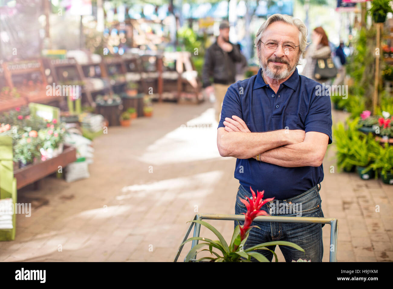 Senior woman shopping für Pflanzen im Garten-Center Stockfoto