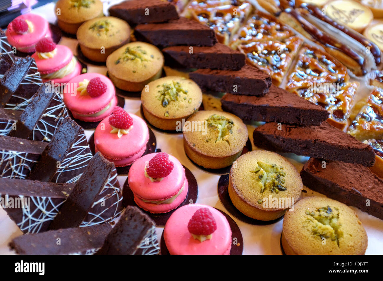 Wüsten-Auswahl-Cup cakes, Himbeer Makronen, Schokolade Kuchen Stockfoto