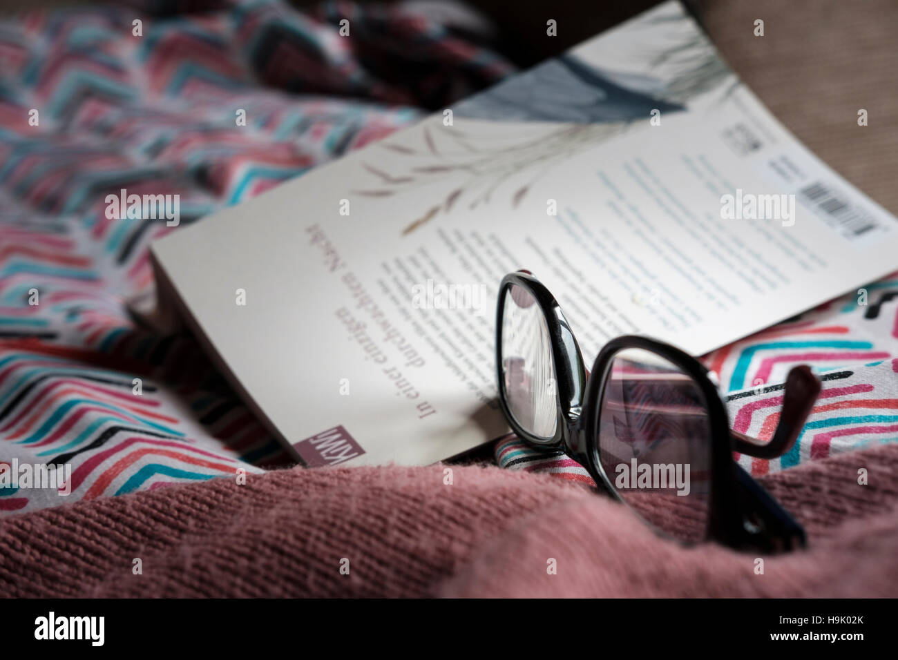 Vor dem Schlafengehen Lesebuch und Brille Stockfoto