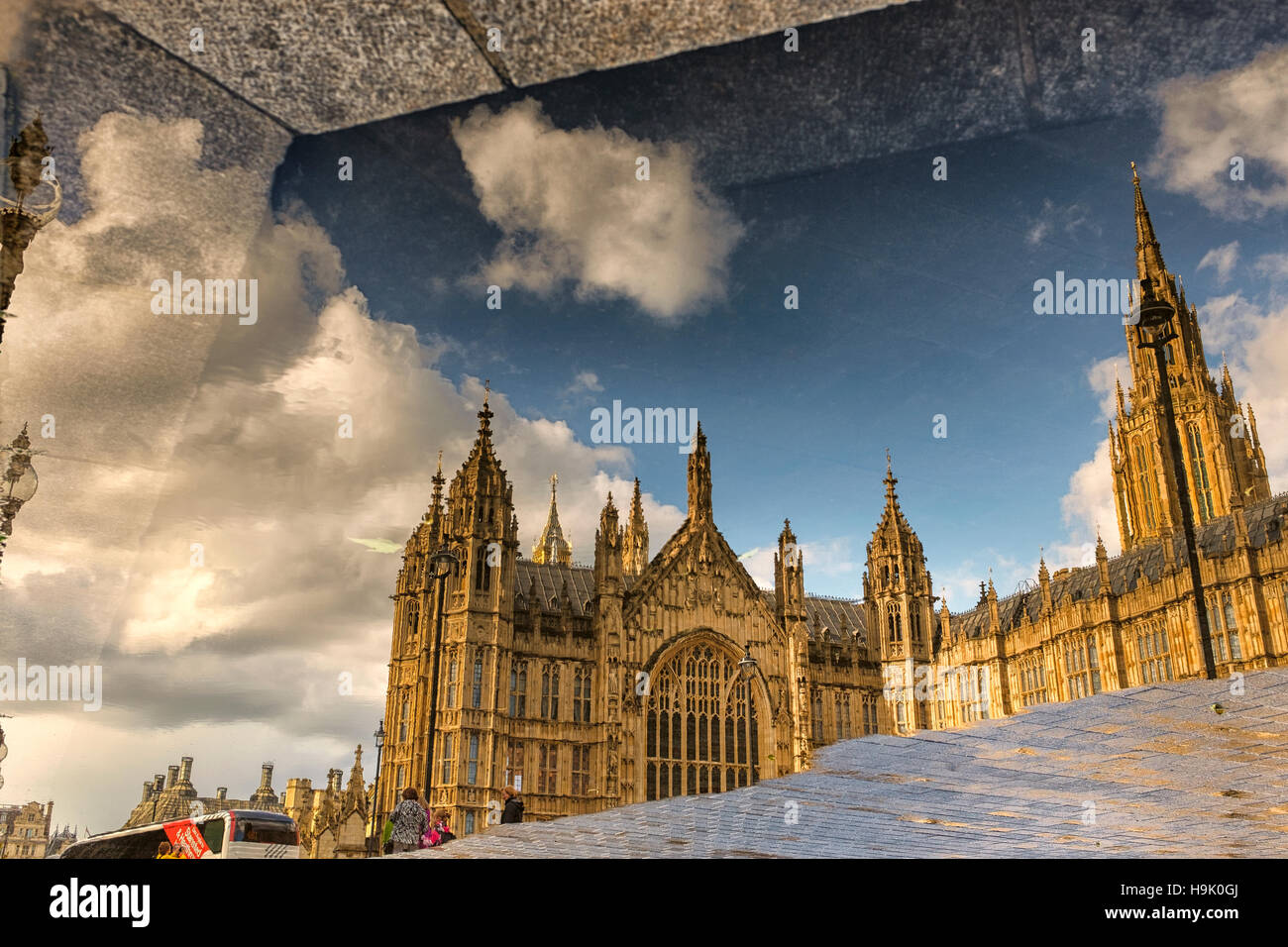 Großbritannien, England, London, Westminster-Häuser des Parlaments spiegelt sich auf der nassen Fahrbahn Stockfoto