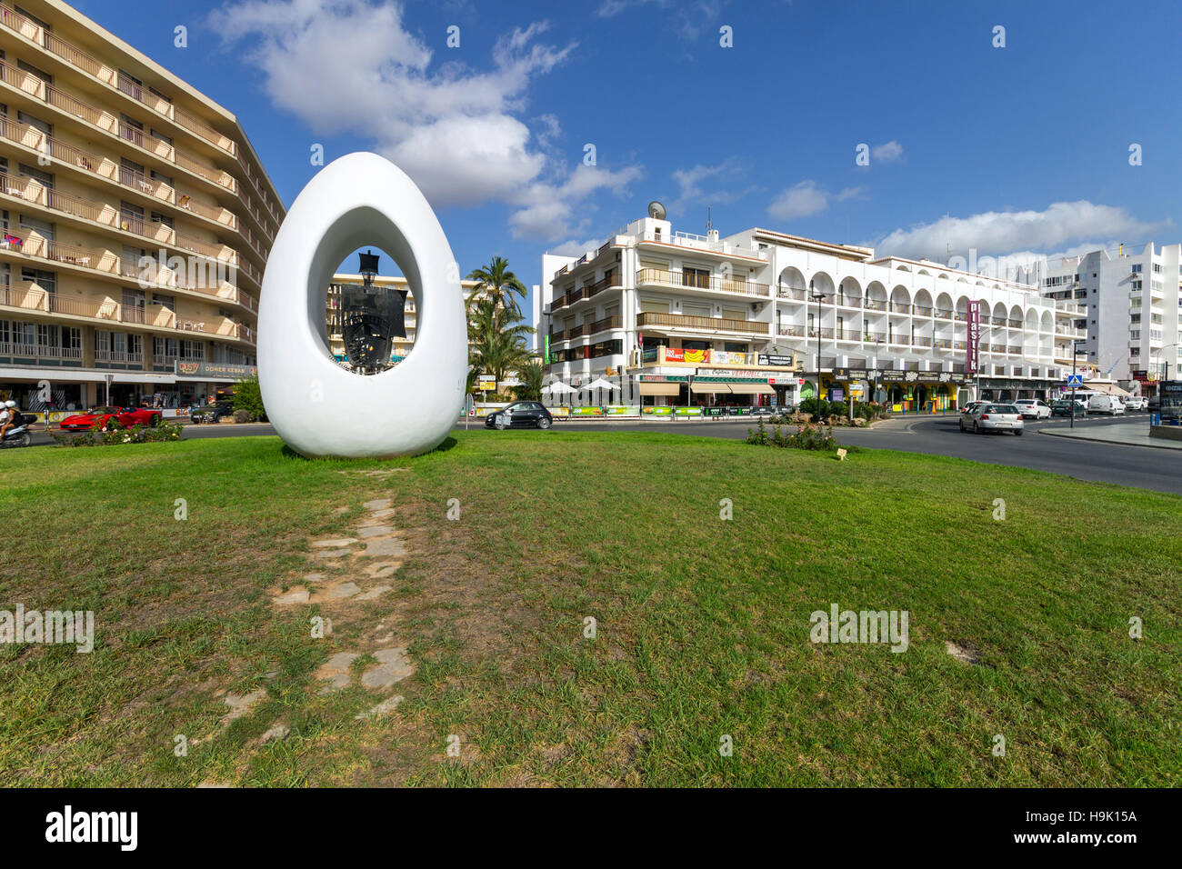 Spanien, Balearen, Ibiza, Sant Antoni de Portmany, Columbus Ei Skulptur Stockfoto