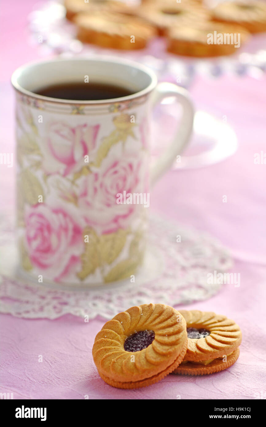 Shortbread mit floralen Becher in Hochformat Marmelade.  Sehr geringe Schärfentiefe mit Fokus auf Marmelade Mitte der Cookie. Stockfoto