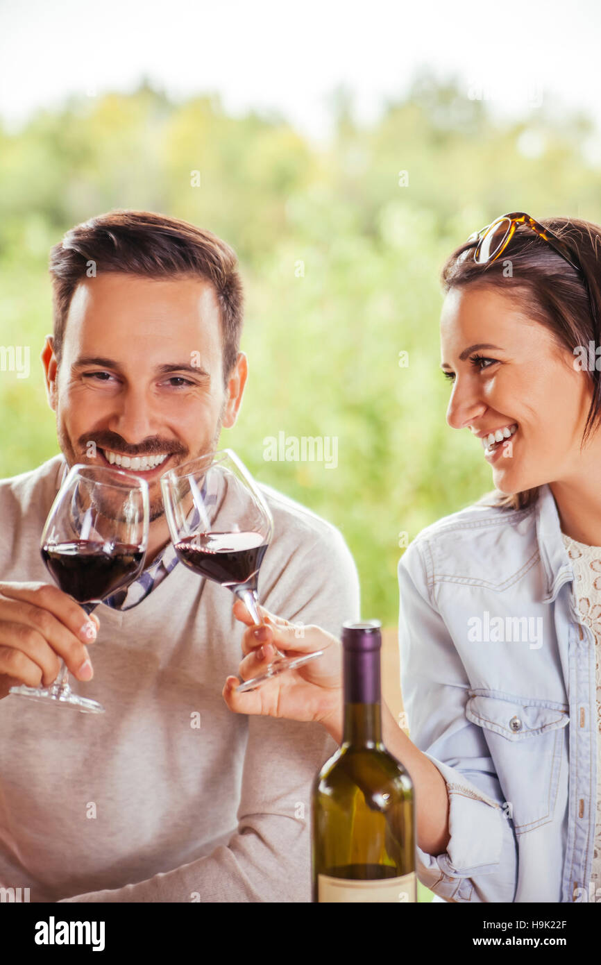Glückliches Paar trinken Rotwein im freien Stockfoto