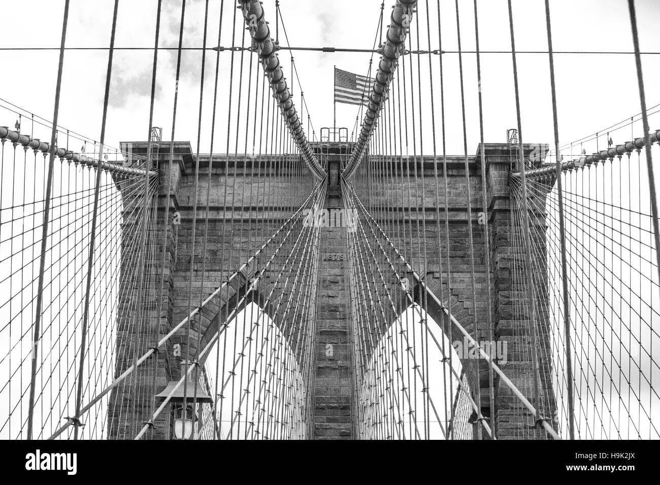 USA, New York City Teil der Brooklyn Bridge mit amerikanischen Flagge Stockfoto