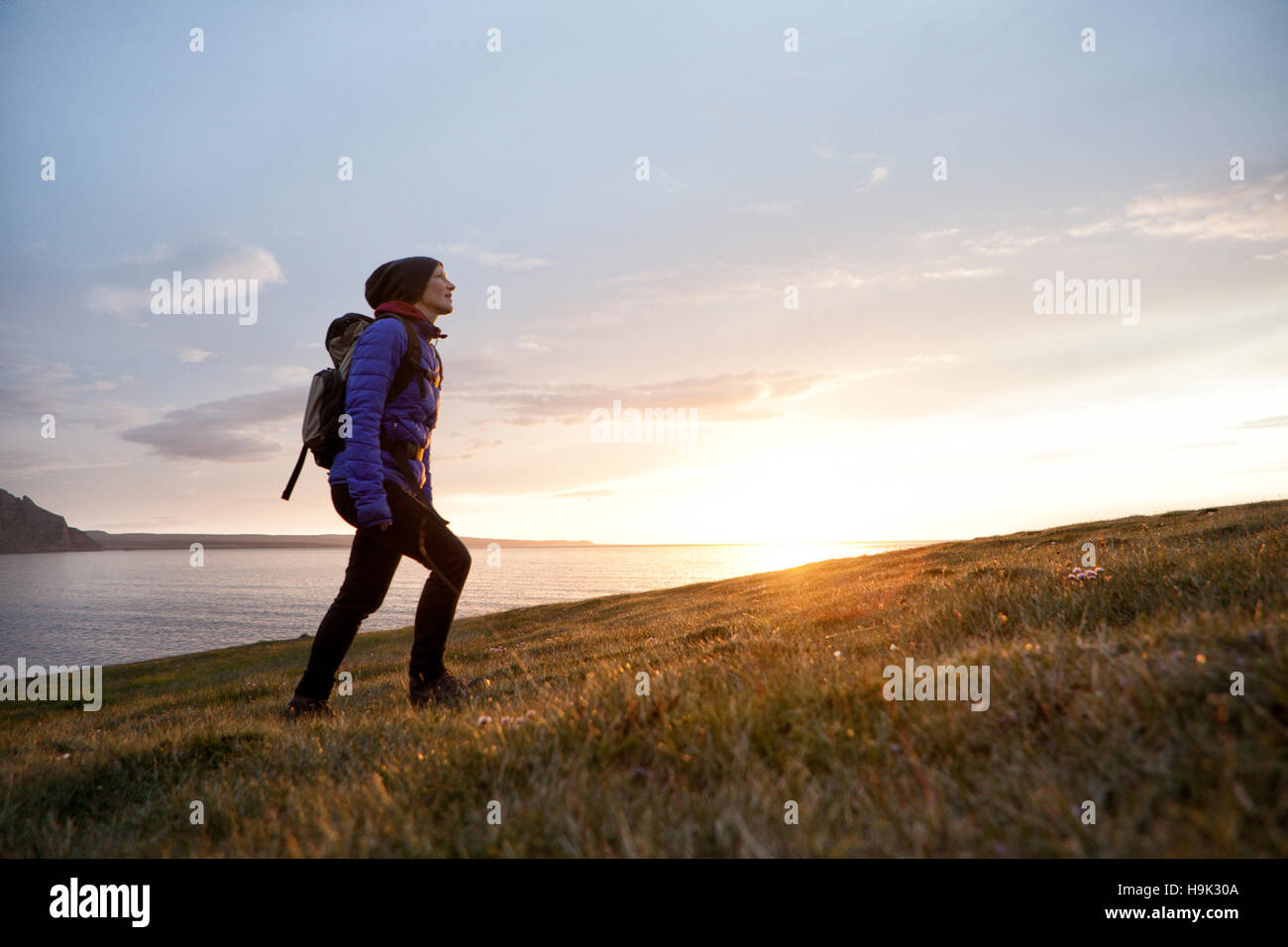 Island, Frau in der Dämmerung auf einem Hügel wandern Stockfoto