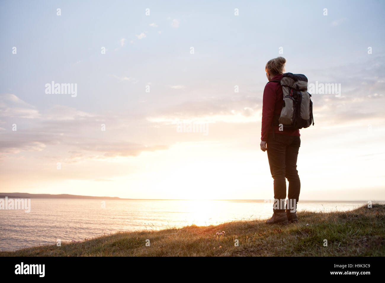 Island, Rückansicht der Wanderer betrachten von twilight Stockfoto