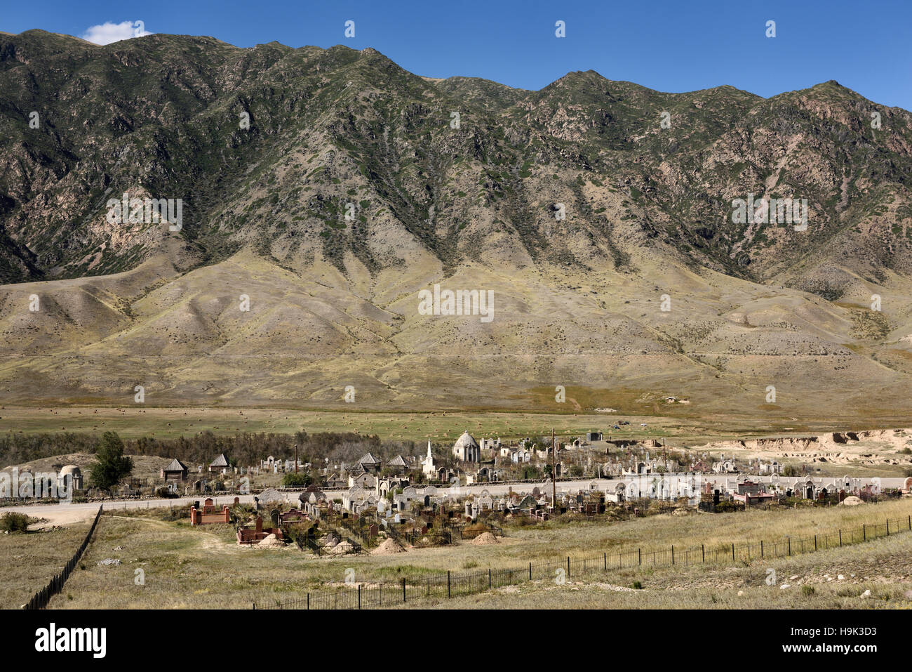 Muslimischen Friedhof im Tal in der Nähe bleibt Kasachstan mit Kungey Alatau Gebirge Stockfoto