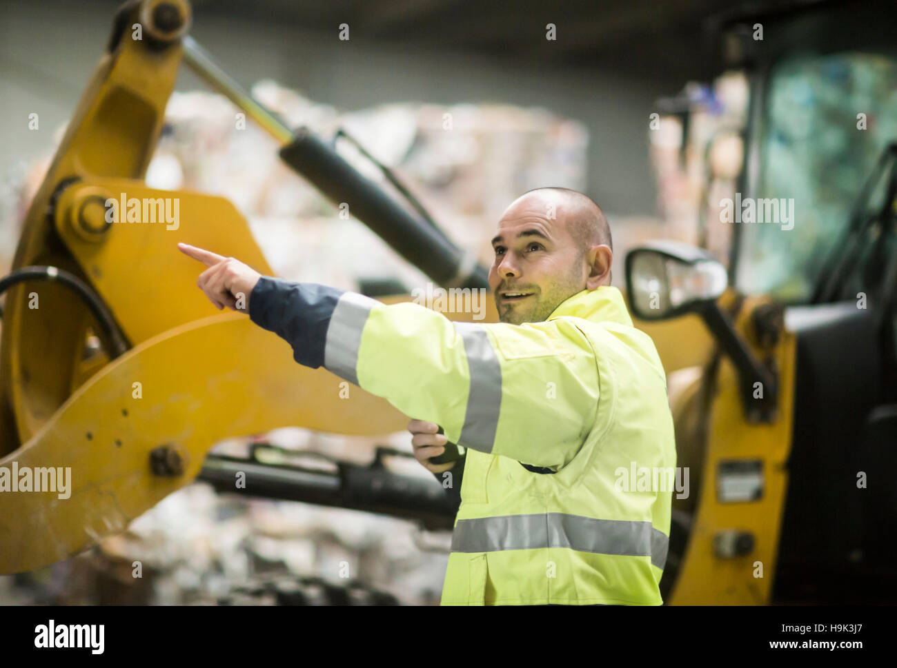 Mann arbeitet am recycling-Hof Stockfoto