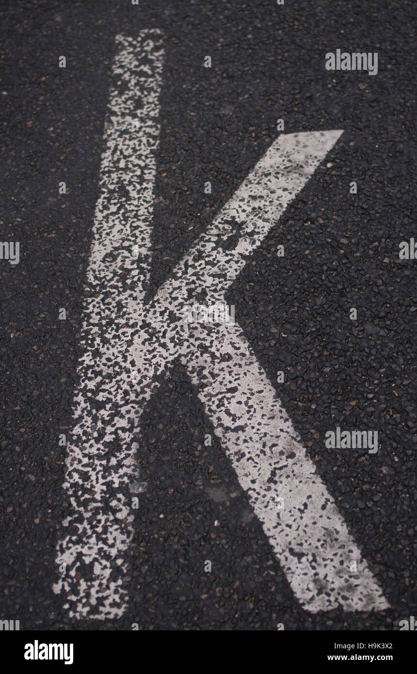 Kleinbuchstabe K auf Fahrbahn gemalt Stockfoto