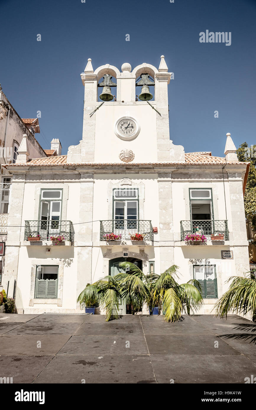 Portugal, Cascais, weißes Haus mit Glockenturm Stockfoto