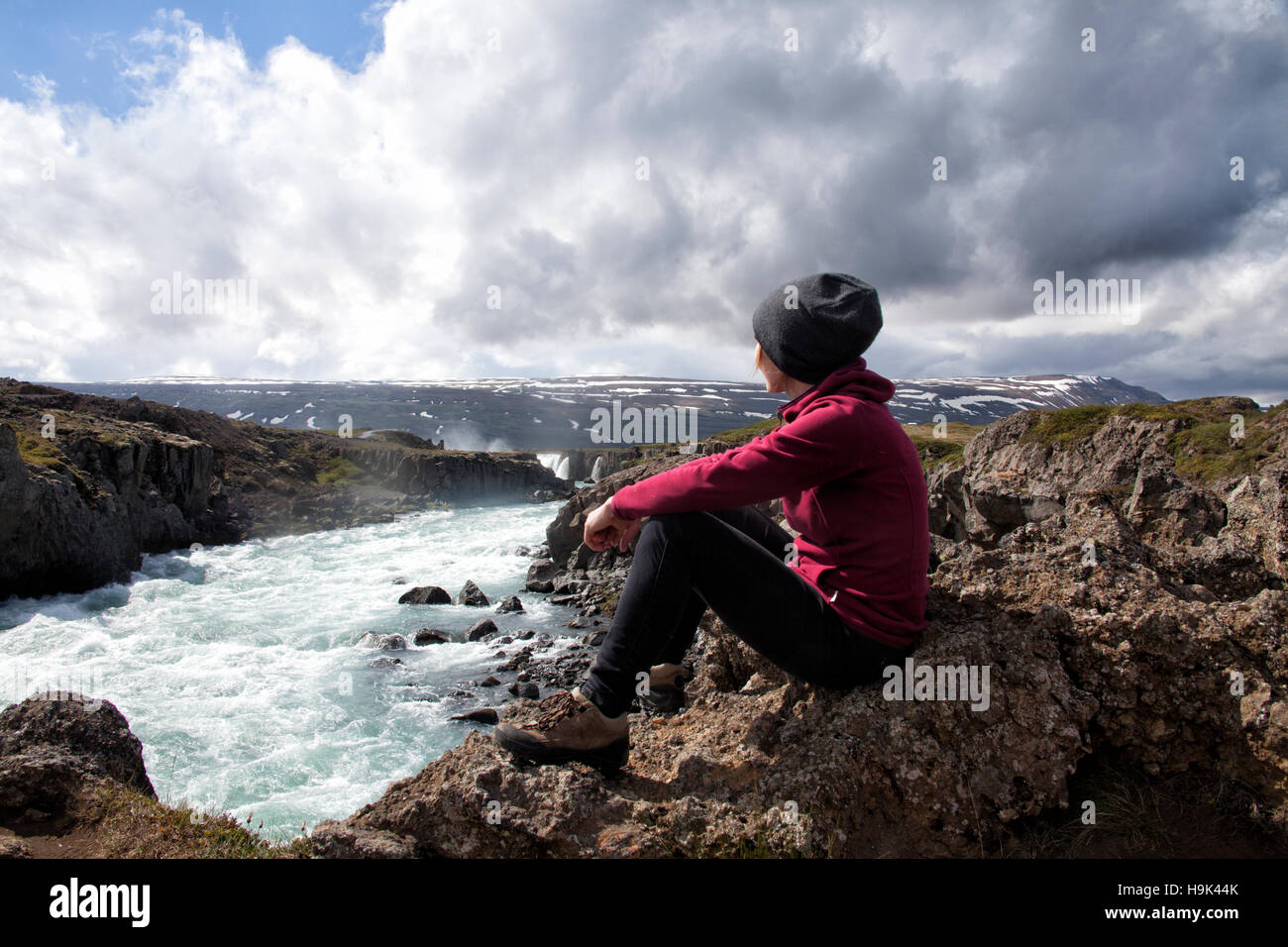Island, Godafoss, Wanderer betrachten Stockfoto