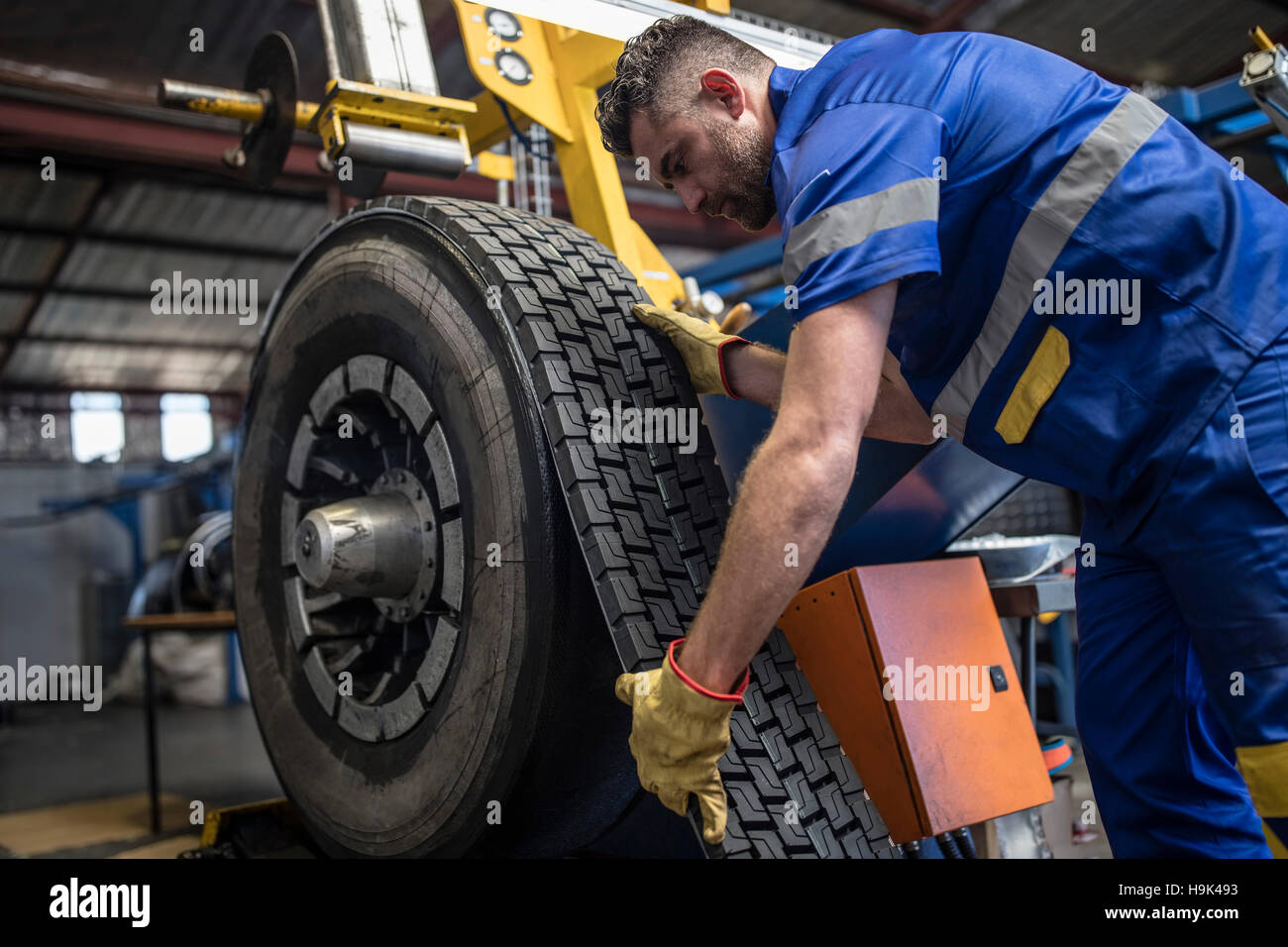 Reifen-Werkstatt Anwendung Reifenprofil Stockfoto