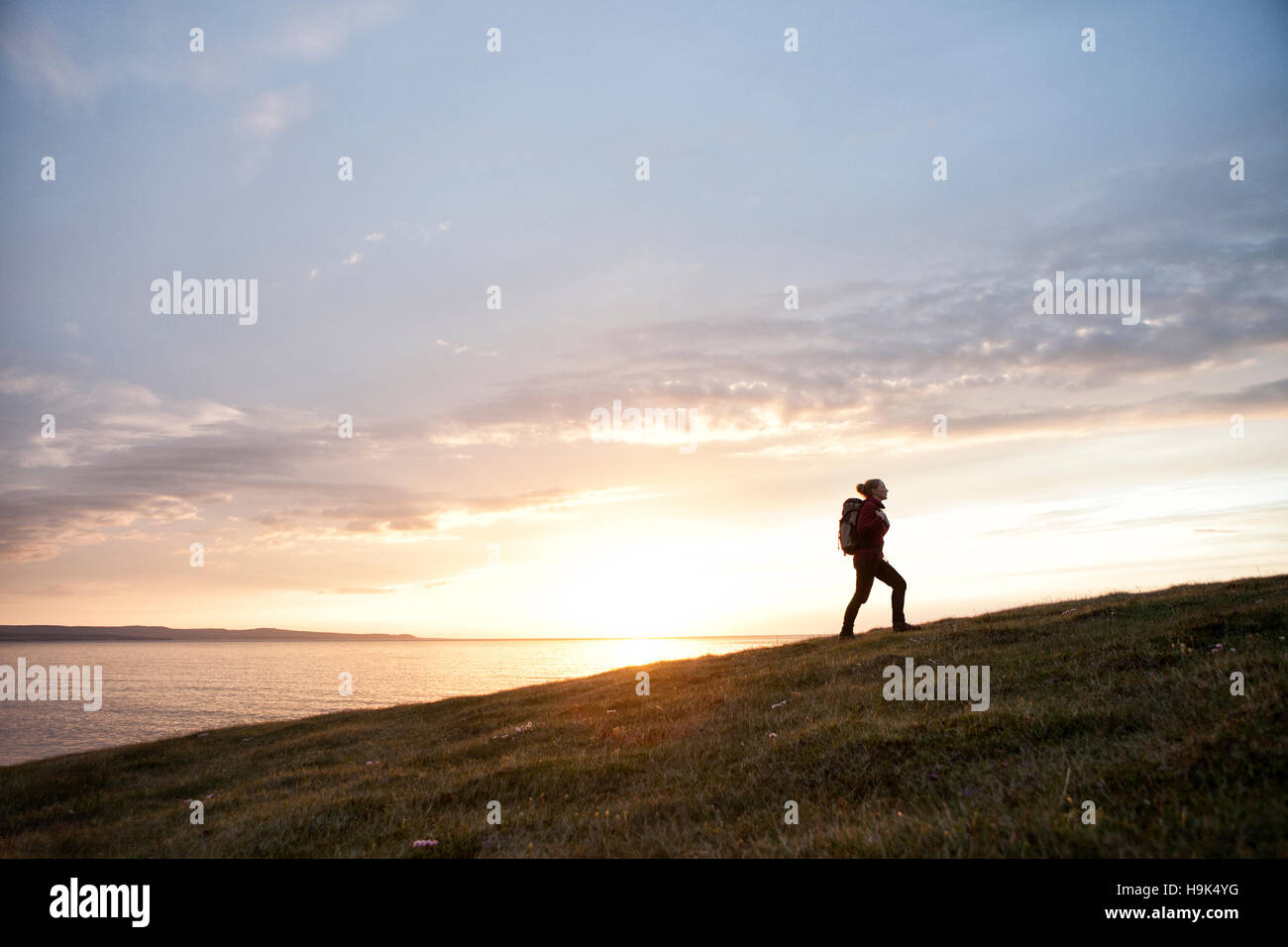Island, Frau Wandern auf einem Hügel in der Dämmerung Stockfoto