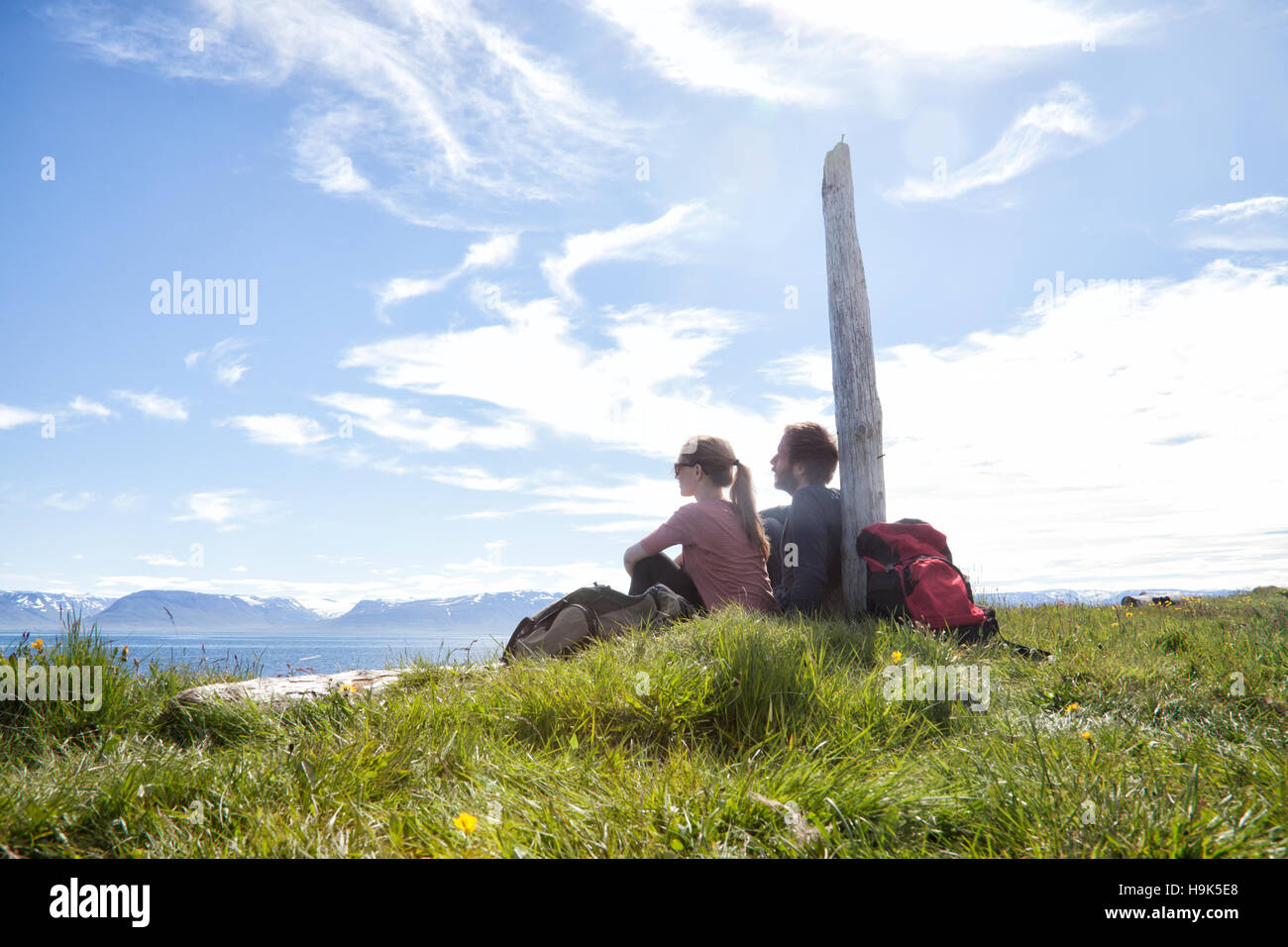 Island, Wandern paar ruht auf einer Wiese betrachten Stockfoto