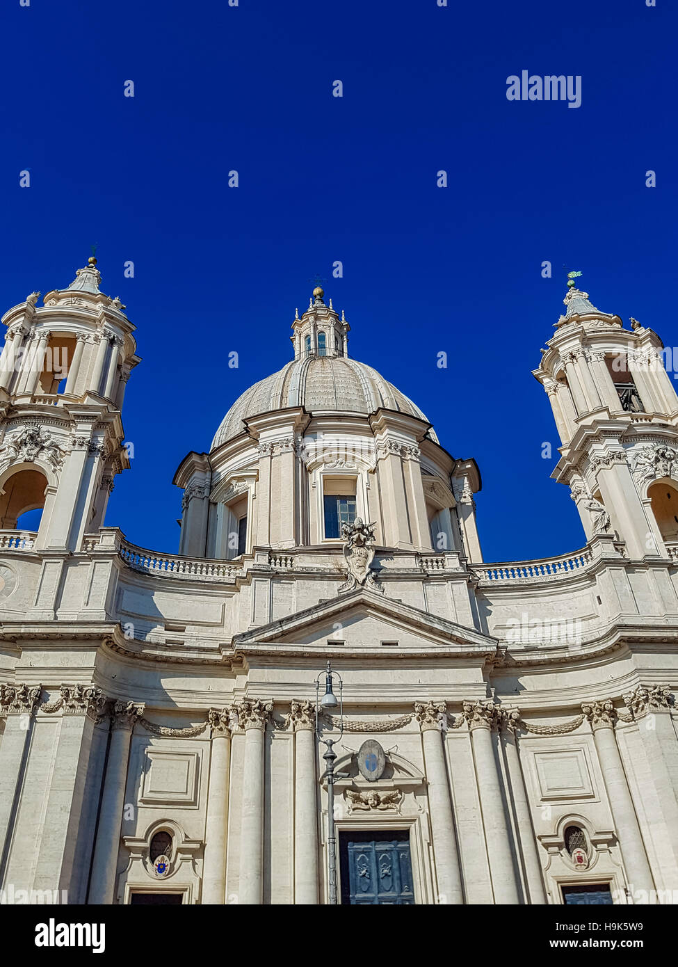 Blick auf Sant'Agnese in Agone Kirche am Piazza Navona in Rom, Italien Stockfoto