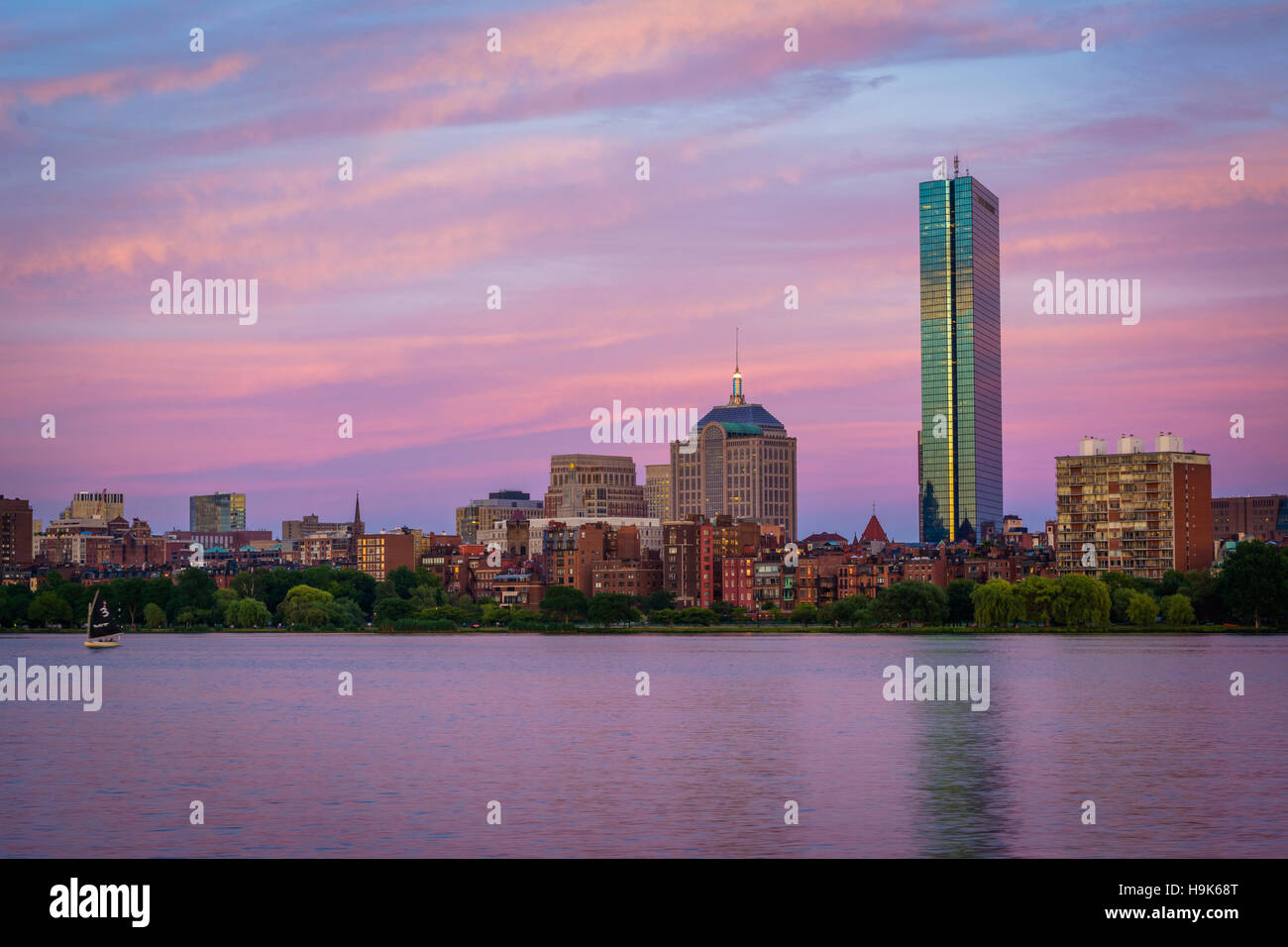Die Skyline von Boston und Charles River bei Sonnenuntergang gesehen aus Cambridge, Massachusetts. Stockfoto