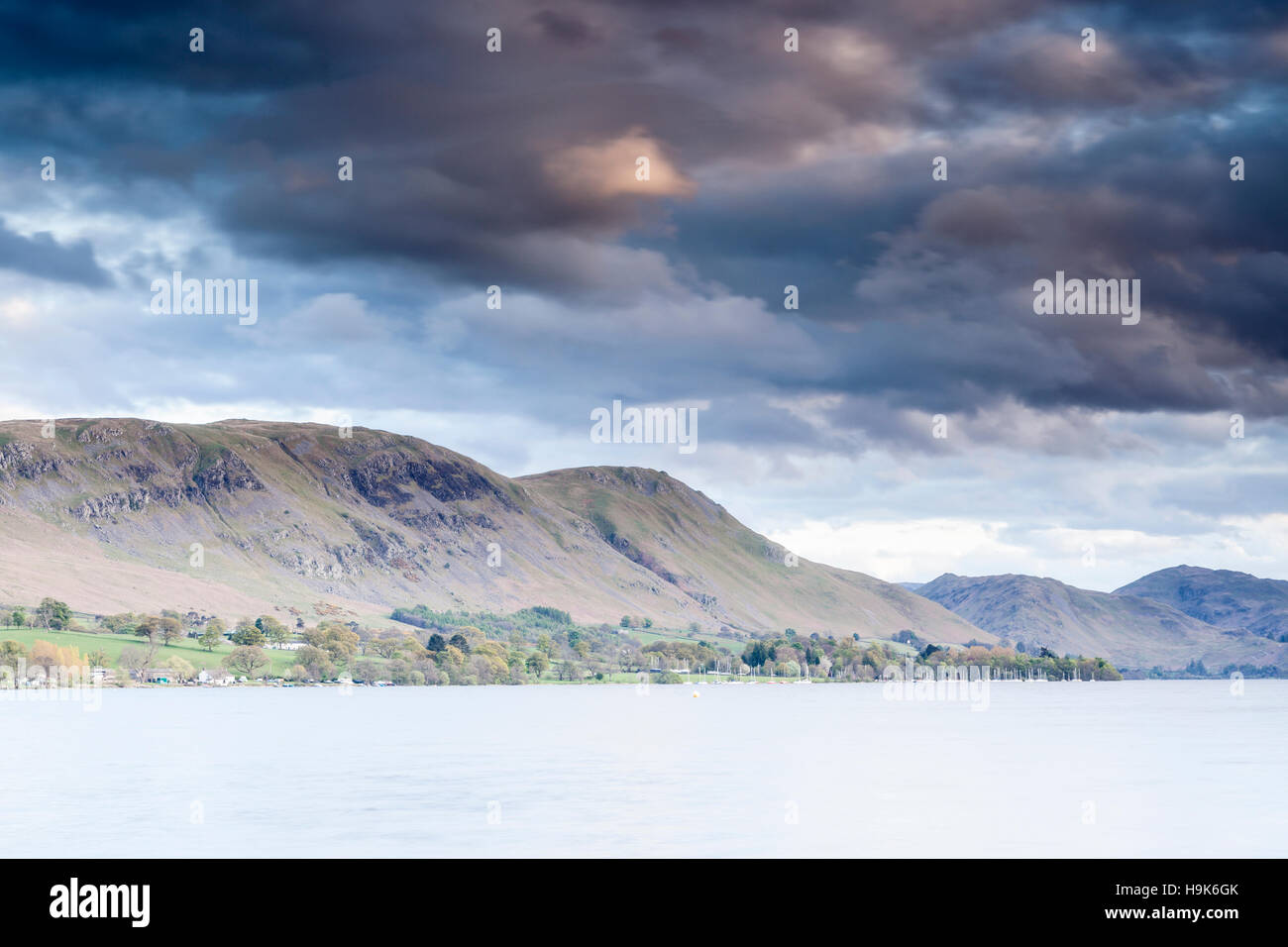Blick über Ullswater im Lake District National Park in der Abenddämmerung. Stockfoto