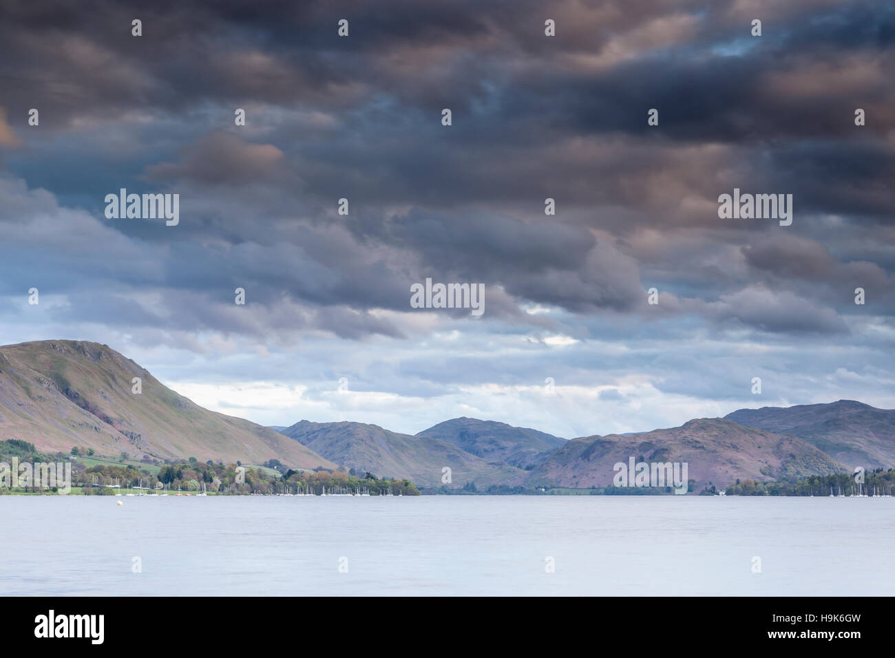 Blick über Ullswater im Lake District National Park in der Abenddämmerung. Stockfoto