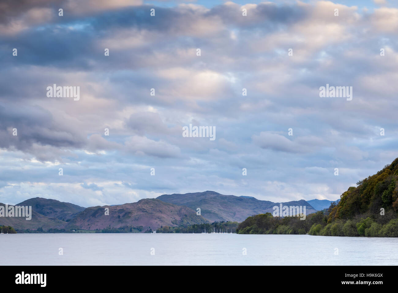 Blick über Ullswater im Lake District National Park in der Abenddämmerung. Stockfoto