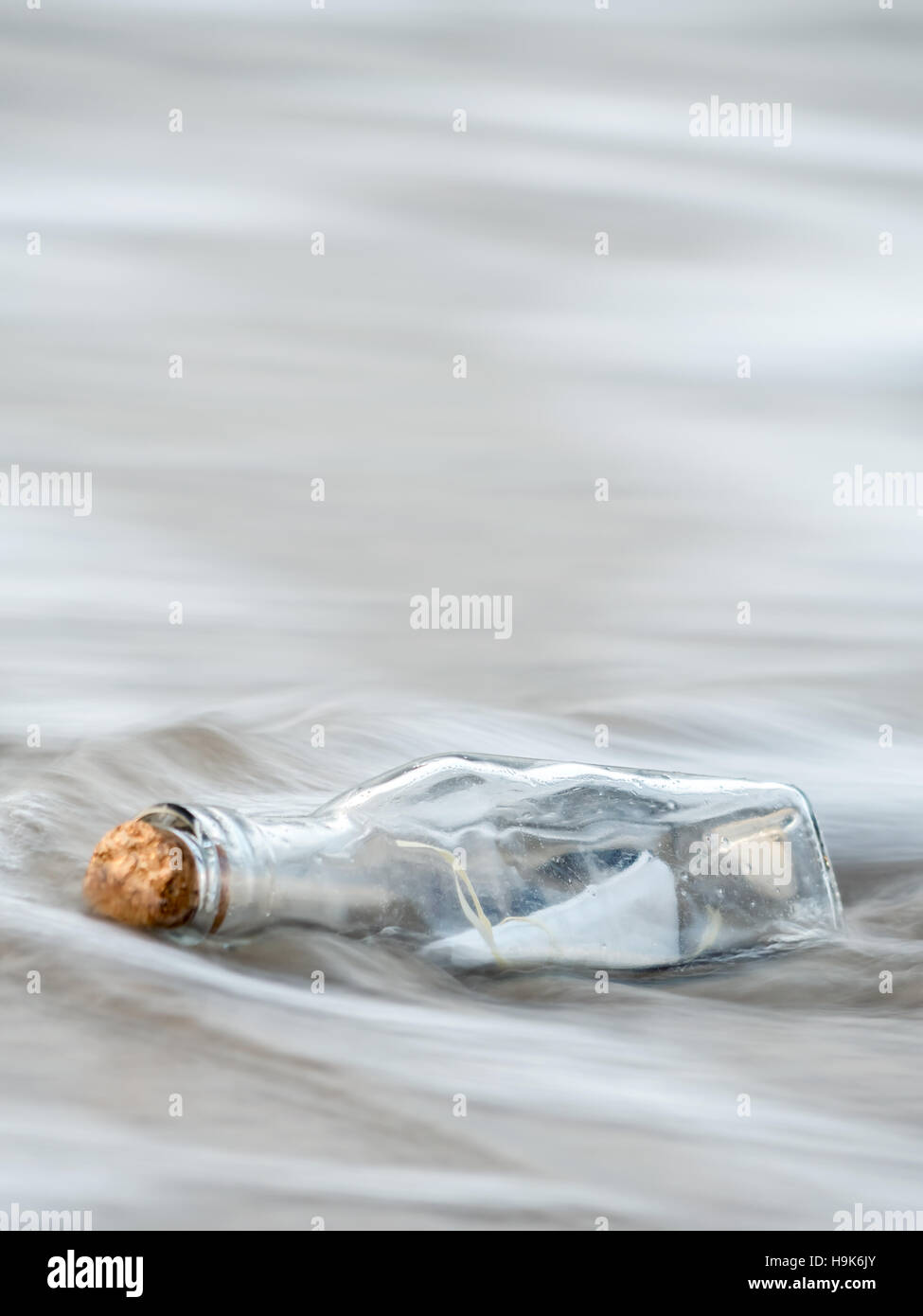 Die Flaschenpost angeschwemmt Stockfoto